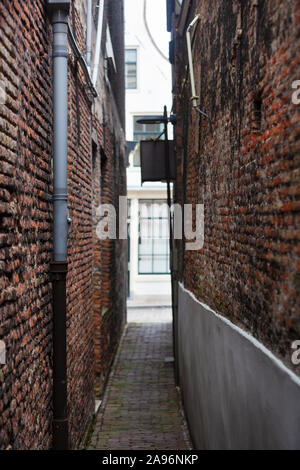 Vintage schmale Gasse mit alten Mauern in Dordrecht Stockfoto