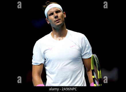 Rafael Nadal reagiert während seiner Singles gegen Daniil Medwedew an Tag vier der Nitto ATP-Finale in der O2 Arena in London. Stockfoto