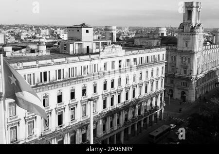 Kubanische Flagge vor Gebäude im Kolonialstil Centro Havanna Stockfoto