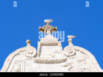 Dach Fassade mit Möwen der Kirche Chiesa di Santa Maria degli Angeli in Gallipoli, ein schönes Reiseziel in Apulien, Italien Stockfoto