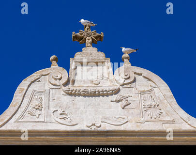 Dach Fassade mit Möwen der Kirche Chiesa di Santa Maria degli Angeli in Gallipoli, ein schönes Reiseziel in Apulien, Italien Stockfoto