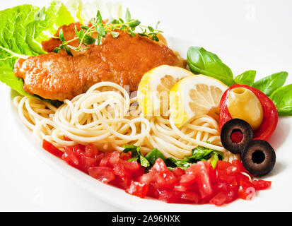 Piccata Milanese und Pasta Stockfoto