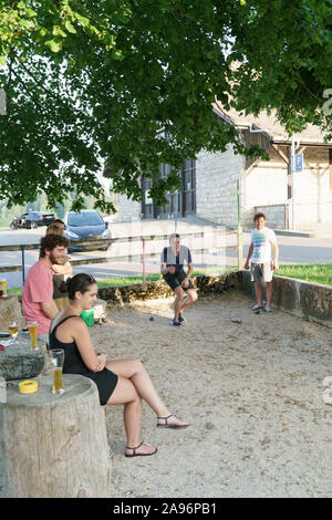 Junge Menschen spielen Petanque Stockfoto