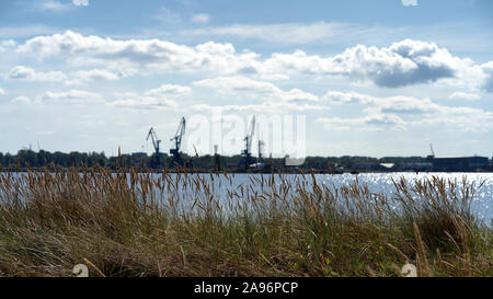 Hafenkräne am Fluss Daugava Stockfoto