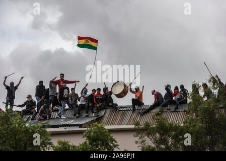 La Paz, Bolivien. 12 Nov, 2019. Gefangenen protestieren bei einem Aufstand auf dem Dach der San Pedro Hochsicherheitsgefängnis und eine Verbesserung ihrer Bedingungen verlangen. Bolivien ist im Chaos nach dem Rücktritt des ehemaligen Präsidenten Morales, seiner Flucht ins Exil in Mexiko und Senator Anez der Erklärung als Interim-Präsident. Credit: Ivan Perez/dpa/Alamy leben Nachrichten Stockfoto