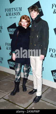 Foto muss Gutgeschrieben © Alpha Presse 078237 12/11/2019 Edwina Preston und Benno Bulang Skate im Somerset House 2019 Launch in London Stockfoto