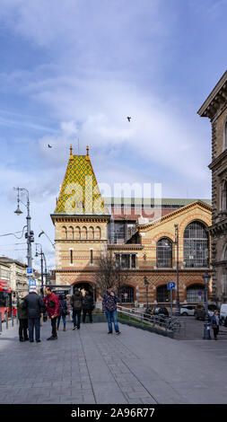 Budapest Ungarn 03 16 2019 Passagiere warten auf den Bus vor der Budapester Markthalle Stockfoto