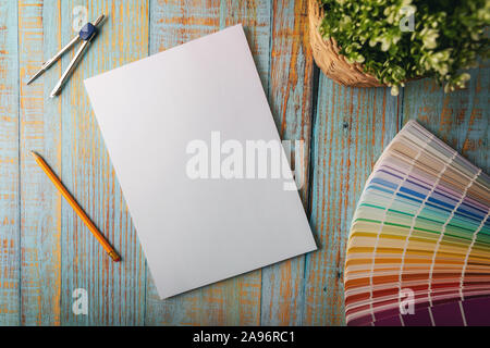 Design Mockup - leer Notebook mit Farbmuster. top View Stockfoto