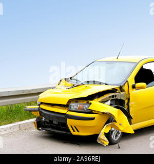 Vorderansicht des gelben Auto Autobahn abgestuerzt Stockfoto