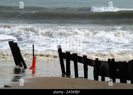 13. Novenber 2019. Adria küste ofVeneto, Sottomarina Strand. Schlechtes Wetter, Sturm und Meer Sturm an der Küste. Surfer nutzten die große Wellen. Stockfoto