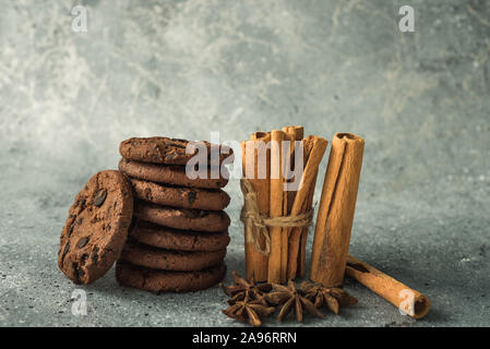 Lecker gesunde Cookies und Zimt und Anis auf dem Tisch Stockfoto