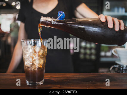 Frau Gießen kalten Kaffee brühen Stockfoto