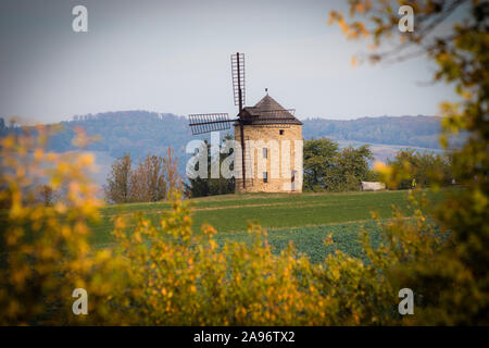 Alten retro Windmühle in einer wunderschönen Region Südmähren, Tschechien (Mährische Toskana) Stockfoto