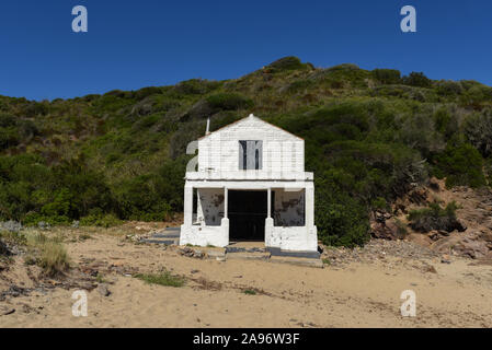 Kleine weiße Haus am kleinen Strand in Es Grau Stockfoto