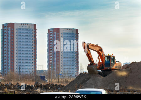 Bagger für die Verlegung der Pipeline funktioniert und house Foundation verwendet. Graben mit einem Dump Truck. Pipeline Erdarbeiten auf der Baustelle. Digger b Stockfoto