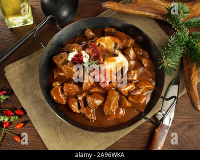 Reh Ragout in einer Pfanne - Wildfleisch Stockfoto