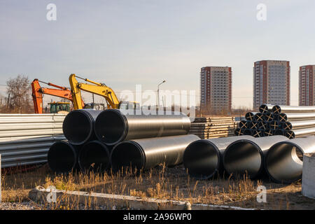 Der Prozess der Festlegung von Engineering- und Heizungssysteme. schwarzer Kunststoff Rohre. Bau von Pipelines für Hauswasserversorgung Stockfoto