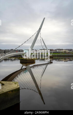 Der Peace Bridge ein Zyklus und Fuß-Brücke über den Fluss Foyle in Derry, Nordirland. Stockfoto