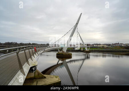 Der Peace Bridge ein Zyklus und Fuß-Brücke über den Fluss Foyle in Derry, Nordirland. Stockfoto