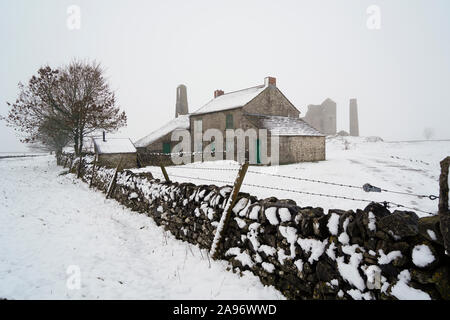 Magpie Mine und Nebengebäuden im Schnee Derbyshire in England Stockfoto