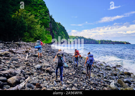 Eine Gruppe von Backpackers Wanderungen entlang der Küste von Hawaii Pololu Stockfoto