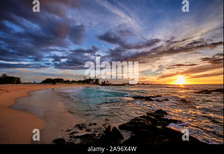 Die Ansicht kurz vor Sonnenuntergang am Makalawena Beach auf Big Island. Stockfoto