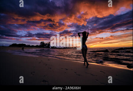 Eine junge Frau Spaziergänge entlang Makalawena Beach auf der grossen Insel von Hawaii Stockfoto