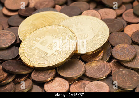 Drei glänzende Bitcoins Festlegung auf einem Stapel von alten Kupfer Euro Cent Münzen Stockfoto
