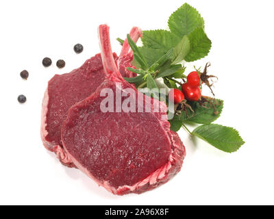 Rotwild Rack - Wildfleisch auf weißem Hintergrund Stockfoto