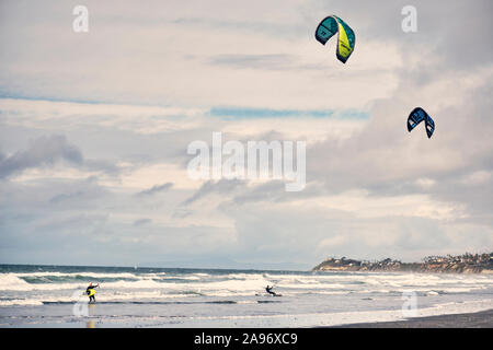 Kite Surfer ihren Weg in die Wellen am California Beach Stockfoto