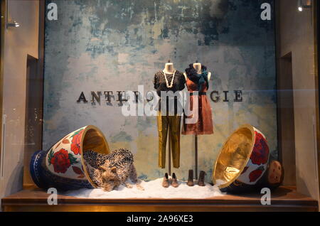Zuschauer über Holiday Fenster Anzeige an Anthropologie in New York am 16. Dezember 2013. Stockfoto