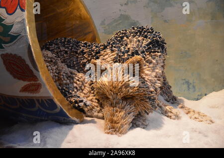 Zuschauer über Holiday Fenster Anzeige an Anthropologie in New York am 16. Dezember 2013. Stockfoto