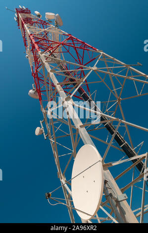 Telekommunikation Turm mit Satellitenschüsseln und zellulären Antennen auf einem klaren blauen Himmel Hintergrund, 4G, LTE, 5G, 6G Stockfoto