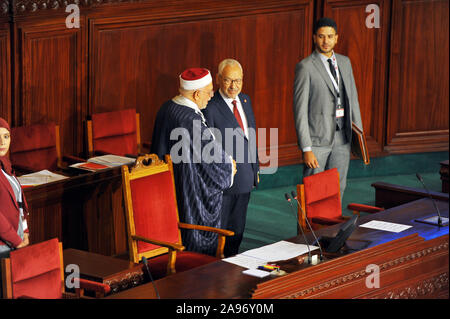 Tunis, Tunis. 13 Nov, 2019. Abdelfettah Mourou und Rached Ghannouchi der Islamischen Partei Ennahdha während der Eröffnungssitzung der neuen Legislaturperiode die Abgeordneten führten diesen Mittwoch, den 13. November, bei der Eröffnung der Plenarsitzung der neuen Gesetzgebung, die Bereitstellung von kollektiven Eid, wie in Artikel 08 der Geschäftsordnung von ARP. Die Abgeordneten wiederholt den Eid hinter, Rached Ghannouchi, unter die Schreie von Abir Moussi, die sich zur Geschäftsordnung gefordert, und wer nicht. Eid, der Vereidigung statt, nach der die Abgeordneten die Nationalhymne gesungen. Stockfoto