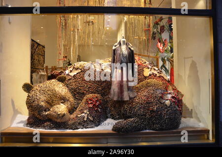 Zuschauer über Holiday Fenster Anzeige an Anthropologie in New York am 16. Dezember 2013. Stockfoto