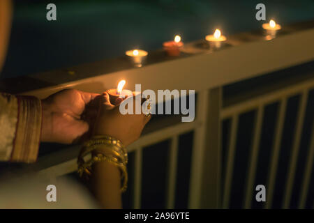 Paar diyas Holding Stockfoto