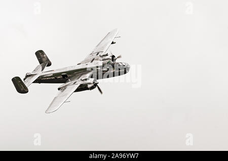 Vintage Foto von Silber WW2 Bomber aircraft isoliert auf weißem Stockfoto