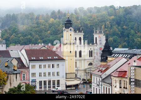 Ein Schuss der Stadt Banska Bystrica mit schönen Hügel mit Bäumen im Hintergrund. Stockfoto