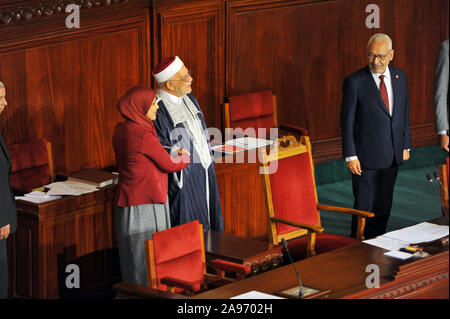 Tunis, Tunis. 13 Nov, 2019. Abdelfettah Mourou und Rached Ghannouchi der Islamischen Partei Ennahdha während der Eröffnungssitzung der neuen Legislaturperiode die Abgeordneten führten diesen Mittwoch, den 13. November, bei der Eröffnung der Plenarsitzung der neuen Gesetzgebung, die Bereitstellung von kollektiven Eid, wie in Artikel 08 der Geschäftsordnung von ARP. Die Abgeordneten wiederholt den Eid hinter, Rached Ghannouchi, unter die Schreie von Abir Moussi, die sich zur Geschäftsordnung gefordert, und wer nicht. Eid, der Vereidigung statt, nach der die Abgeordneten die Nationalhymne gesungen. Stockfoto