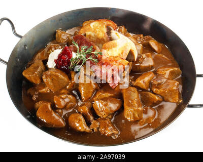 Reh Ragout in einer Pfanne - Wildfleisch auf weißem Hintergrund Stockfoto