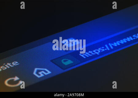 Web Browser closeup auf dem LCD-Bildschirm mit flachen Fokus auf https-Wort. Internet Security, SSL-Zertifikat, Cybersecurity, Suchmaschine und Webbrowser Stockfoto