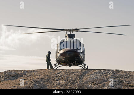 Pilot Kontrolle militärischer Hubschrauber vor dem Start von der Hubschrauberlandeplatz auf dem Berg. Militär, Luftwaffe, Verteidigung und Bergrettung Konzepte. Stockfoto