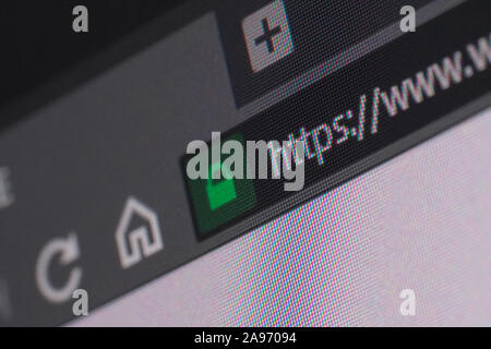 Web Browser closeup auf dem LCD-Bildschirm mit Tiefenschärfe und auf https Wort konzentrieren. Internet Security, SSL-Zertifikat, Cybersecurity, Suchmaschinen Stockfoto