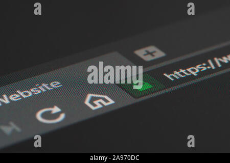 Web Browser closeup auf dem LCD-Bildschirm mit flachen Fokus auf https-Vorhängeschloss. Internet Security, SSL-Zertifikat, Cybersecurity, Suchmaschine, Web Browser Stockfoto