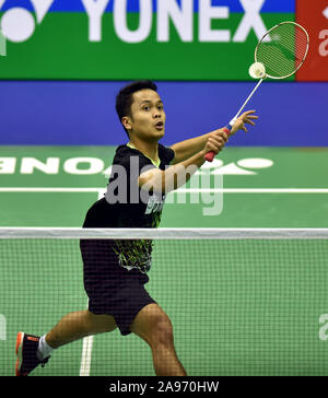 Hongkong, China. 13 Nov, 2019. Anthony Sinisuka Ginting von Indonesien konkurriert während der Herren Einzel 1. runde Spiel gegen Ng Ka lange Angus von Hong Kong an China an der BWF Hong Kong Open 2019 Badminton Turnier in Hongkong, China, Nov. 13, 2019. Quelle: Lo Ping Fai/Xinhua/Alamy leben Nachrichten Stockfoto