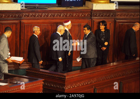 Tunis, Tunis. 13 Nov, 2019. Abdelfettah Mourou und Rached Ghannouchi der Islamischen Partei Ennahdha während der Eröffnungssitzung der neuen Legislaturperiode die Abgeordneten führten diesen Mittwoch, den 13. November, bei der Eröffnung der Plenarsitzung der neuen Gesetzgebung, die Bereitstellung von kollektiven Eid, wie in Artikel 08 der Geschäftsordnung von ARP. Die Abgeordneten wiederholt den Eid hinter, Rached Ghannouchi, unter die Schreie von Abir Moussi, die sich zur Geschäftsordnung gefordert, und wer nicht. Eid, der Vereidigung statt, nach der die Abgeordneten die Nationalhymne gesungen. Abir Moussi beschrieb die swea Stockfoto