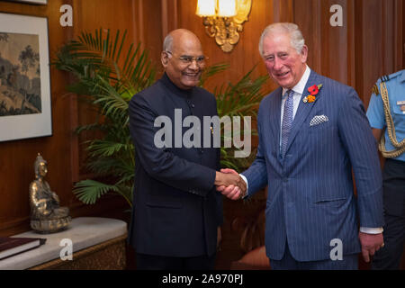 Prinz Charles trifft Präsident Ram Nath Kovind an seinem Amtssitz, Rashtrapati Bhavan, New Delhi, Indien. Stockfoto