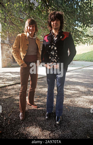 Porträts der beiden Everly Brothers Mitte der 70s American Country - Rock und Roll duo beeinflusst. Steel Gitarre spielen. Akustik mit enger Harmonie singen. In England Mitte der 70er Jahre fotografiert. Phil ist auf der LHS und Don auf der rechten Seite Stockfoto