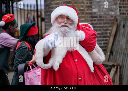 London, Großbritannien. 13. November 2019. Santa kommt an jährlichen Christmas Festival des Marylebone Village zur Freude der Kinder erwartet. Porträt mit Santa gerade auf Kamera Stockfoto