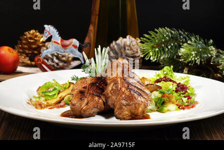 Wildschwein Steak mit Gemüse und Pilzen Stockfoto